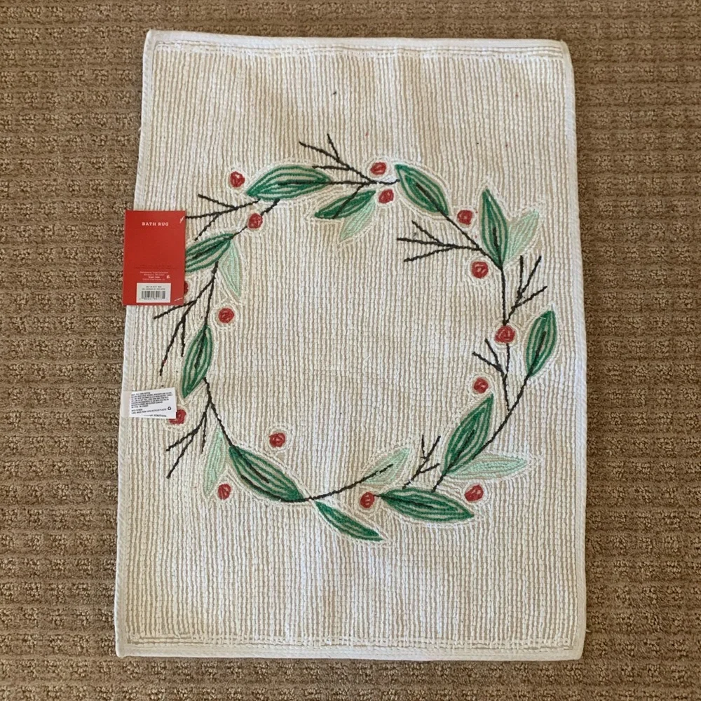 NWT Wondershop Holiday Bath Rug with Wreath design